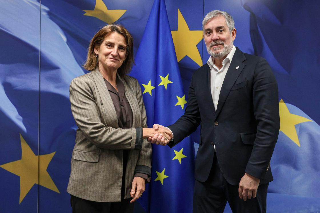 BRUSELAS, 06/05/2026.- El presidente de Canarias, Fernando Clavijo (d), se reúne en Bruselas con la comisaria Europea de Competencia, Teresa Ribera (i). EFE/ Pablo Garrigós