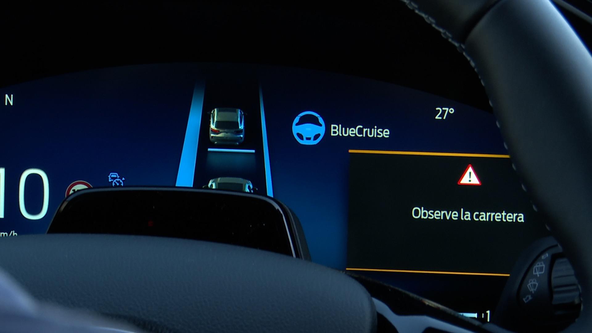 La compañía automovilística Ford ha lanzado una serie especial de su modelo Kuga, fabricado en la planta valenciana de Almussafes, que incorpora la tecnología BlueCruise, un sistema de asistencia a la conducción que permite circular sin manos en el volante en determinados tramos de autovías y autopistas de Europa.EFE