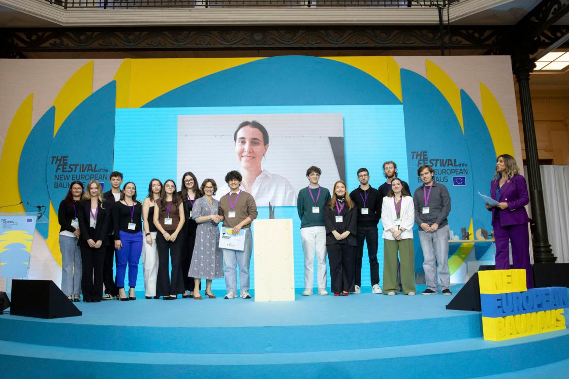 BRUSELAS, 12/06/2026.- Finalistas y ganador del concurso en el marco del festival New European Bauhaus (NEB), con la comisaria europea de Medioambiente, Jessika Roswall, en Bruselas, Bélgica, el 12 de junio de 2026. EFE/Laia Ros