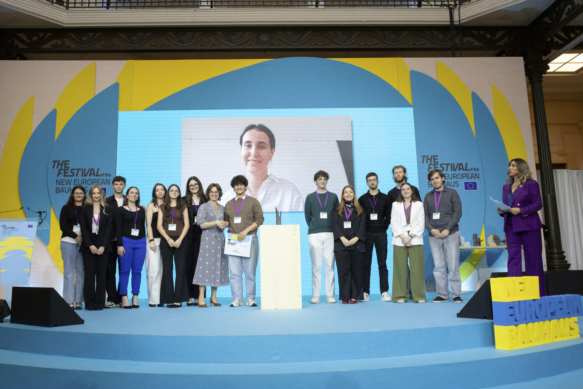 BRUSELAS, 12/06/2026.- Finalistas y ganador del concurso en el marco del festival New European Bauhaus (NEB), con la comisaria europea de Medioambiente, Jessika Roswall, en Bruselas, Bélgica, el 12 de junio de 2026. EFE/Laia Ros