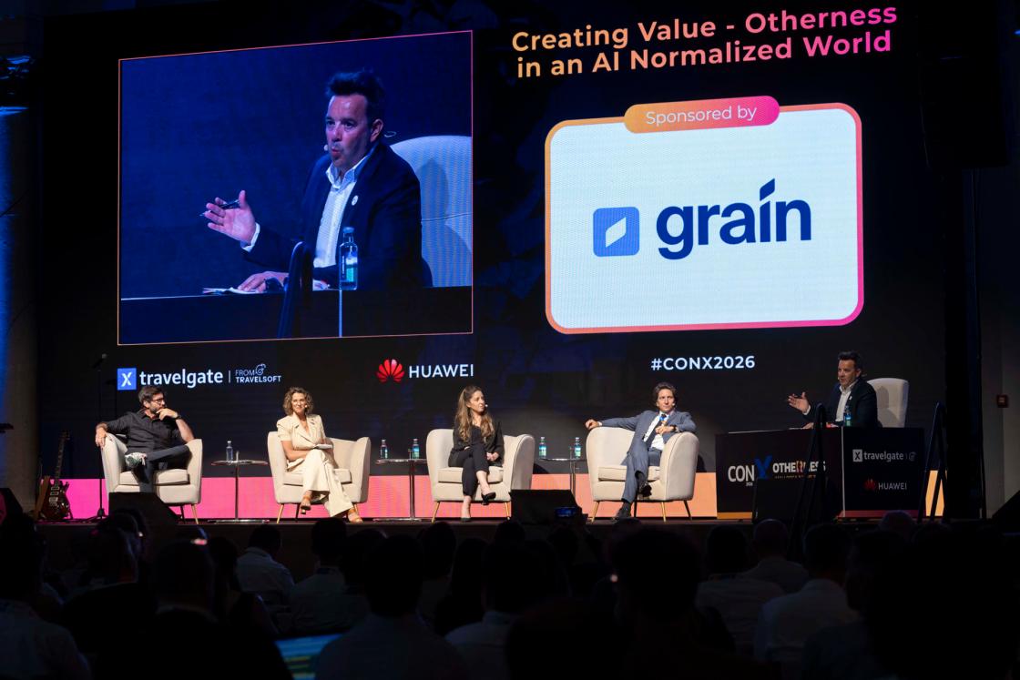 Morgann Lesné (2d), socio en Cambon, Meital Ahdot Jerby (3d), Chief Revenue & Data Officer at Yanolja Go Global; Traci Mercer (2i), Chief Commercial Officer at Priceline; Alex Gisbert (d), emprendedor turístico; Guido Becher (i), Inversor y director global de Viajes y Fidelización de Rappi, durante la quinta edición de la conferencia ConX, que reúne en Palma a profesionales internacionales especializados en innovación y tecnologías turísticas.-EFE/ Cati Cladera