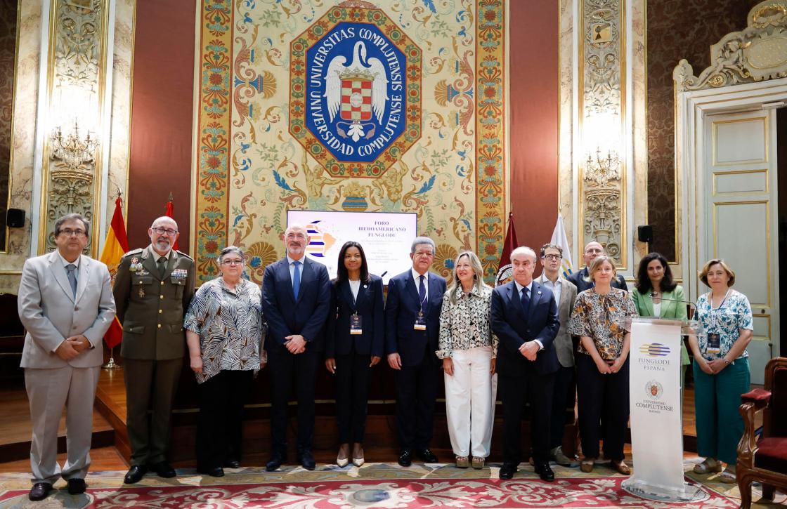 MADRID, 08/06/2026.-Ynés Vargas (c), Directora de Funglode España; Joaquín Goyache Goñi (ci), Rector de la Universidad Complutense de Madrid y Leonel Fernández Reyna (cd), ex presidente de la República Dominicana y Presidente de la Fundación Global Democracia y Desarrollo (Funglode), durante el "FORO IBEROAMERICANO FUNGLODE. Sociedad, Economía y Conocimiento en el escenario global", en la Universidad Complutense, este lunes en Madrid. EFE/ David Fernández