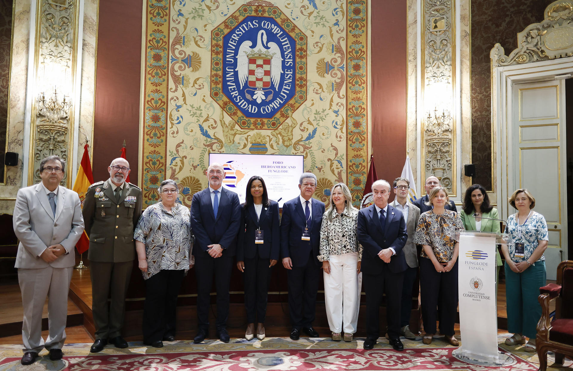 MADRID, 08/06/2026.-Ynés Vargas (c), Directora de Funglode España; Joaquín Goyache Goñi (ci), Rector de la Universidad Complutense de Madrid y Leonel Fernández Reyna (cd), ex presidente de la República Dominicana y Presidente de la Fundación Global Democracia y Desarrollo (Funglode), durante el "FORO IBEROAMERICANO FUNGLODE. Sociedad, Economía y Conocimiento en el escenario global", en la Universidad Complutense, este lunes en Madrid. EFE/ David Fernández