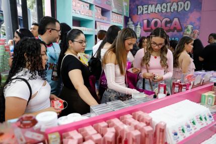 Medellín baila a ritmos más allá del reguetón, entre eventos de belleza y de tangos