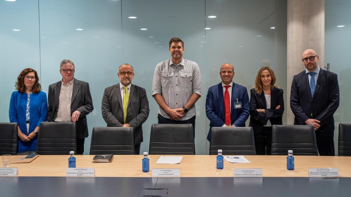 De izquierda a derecha: Dra. Teresa Alonso, oncóloga médica del Hospital Ramón y Cajal de Madrid; Juan Pedro de la Morena, responsable de relación con pacientes de la Asociación Nacional de Cáncer de Próstata (ANCAP); Marcos Martínez, gerente del Grupo Español de Pacientes con Cáncer (GEPAC); Felipe Reyes, ex jugador de baloncesto y embajador de la Fundación Real Madrid; Jacobo Muñoz, director médico de Johnson & Johnson Innovative Medicine; Dra. Carmen Rubio, oncóloga radioterápica de HM Hospitales y presidenta electa de la Sociedad Europea para la Radioterapia y la Oncología (ESTRO); y Dr. Daniel Pérez Fentes, especialista del Servicio de Urología del Complejo Hospitalario Universitario de Santiago de Compostela.EFE/Johnson & Johnson/CEDIDA/CRÉDITO OBLIGATORIO