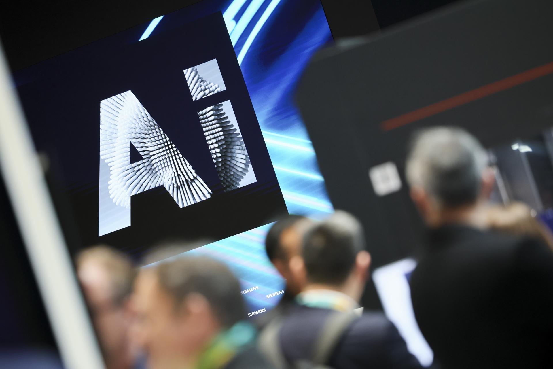 Fotografía de archivo de un logotipo de inteligencia artificial (IA) en la Feria de Hannover 2026 en Hannover (Alemania). EFE/EPA/HANNIBAL HANSCHKE/ARCHIVO