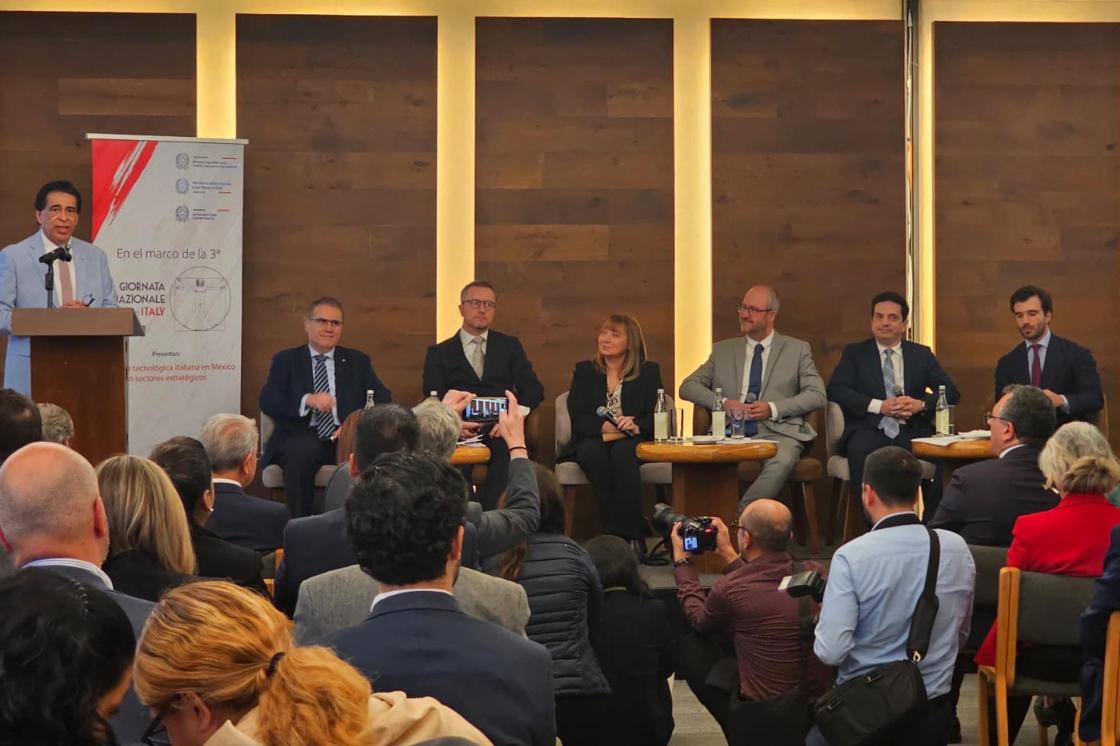 El director General de CAME México, Francisco Javier Sánchez Fragoso (2-i); el country manager México de Essilor Luxottica, Filippo Frati, (3-i); la vicepresidente de Ingeniería de Stellantis México, Marcella Verzilli (c); el vicepresidente de Ingeniería y Mantenimiento Global de Bimbo,  Eugenio Álvarez (3-d); el director General de E80 Group México, Raúl Esquivel (2-d), y el director general de Rizzani de Eccher México, Francesco de Eccher, hablan durante el día nacional del 'Made In Italy' este martes, en Ciudad de México (México). EFE/ IITA/ICA /SOLO USO EDITORIAL/ NO VENTAS/ SOLO DISPONIBLE PARA ILUSTRAR LA NOTICIA QUE ACOMPAÑA (CRÉDITO OBLIGATORIO)