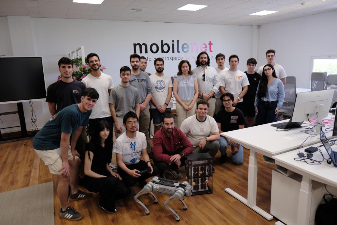 MÁLAGA (ESPAÑA), 22/06/2026.- Investigadores de MobileNet, posan en sus oficinas. Ingenieros de la Universidad de Málaga (UMA) trabajan con Inteligencia Artificial (IA) para configurar coches que puedan hablar entre sí o con los semáforos para evitar accidentes y atascos dentro del grupo de investigación Mobilenet, dedicado a dar forma a la próxima generación de tecnologías de red. EFE/ Gregorio Marrero