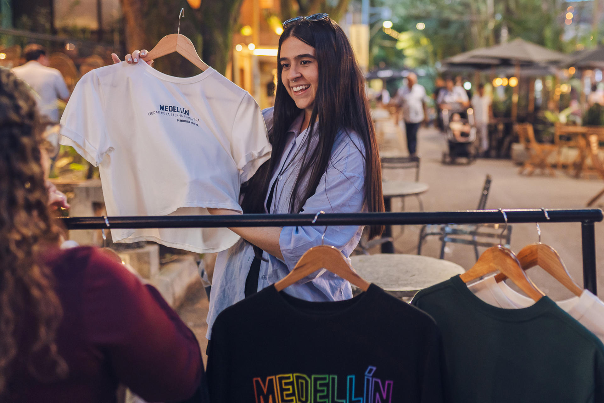 Fotografía cedida por la Secretaría de Turismo y Entretenimiento de Medellín que muestra a mujeres haciendo compras en Medellín (Colombia). EFE/ Secretaría de Turismo y Entretenimiento de Medellín /SOLO USO EDITORIAL/ NO VENTAS/ SOLO DISPONIBLE PARA ILUSTRAR LA NOTICIA QUE ACOMPAÑA (CRÉDITO OBLIGATORIO)