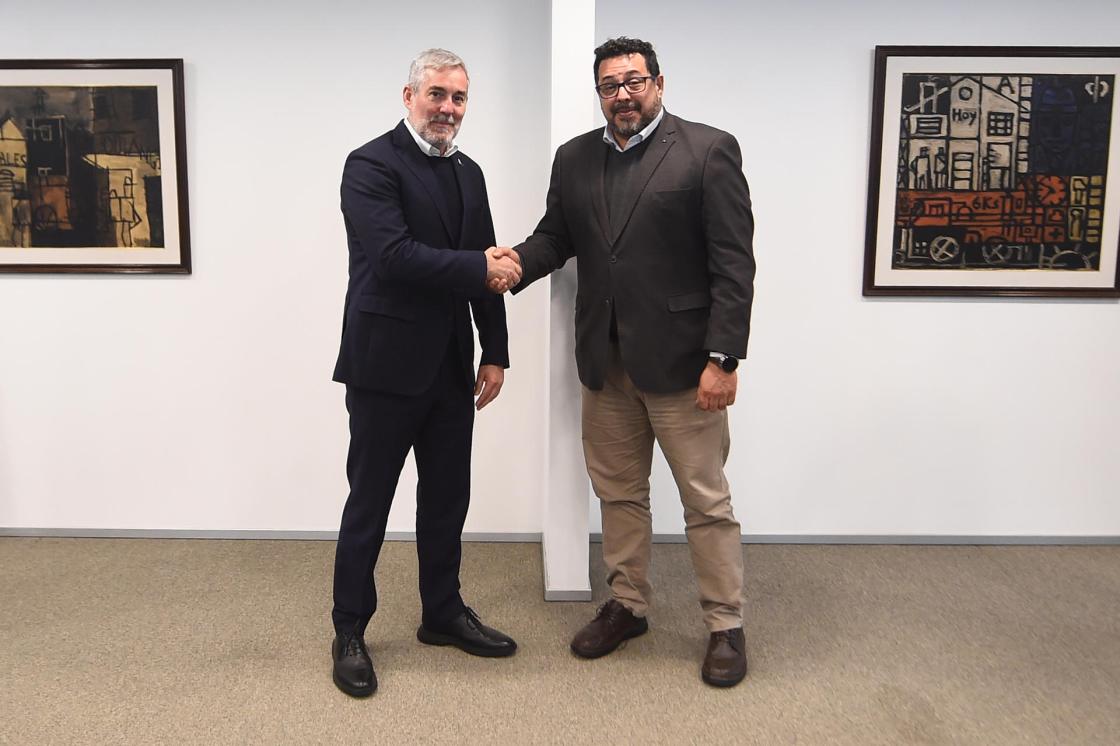 El presidente del Gobierno de Canarias, Fernando Clavijo (i), y el secretario de la Presidencia de Uruguay, Alejandro Sánchez, reaccionan en una reunión para afianzar los vínculos históricos, sociales, culturales y económicos este jueves, en Montevideo (Uruguay). EFE/ STR