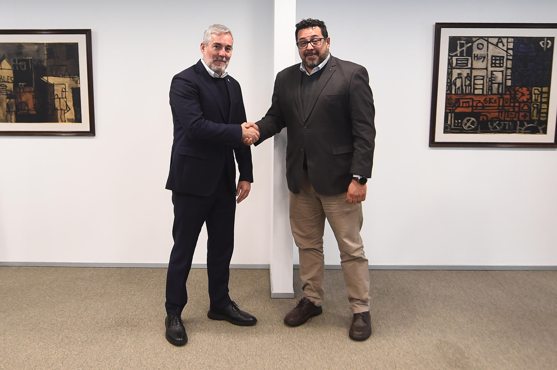 El presidente del Gobierno de Canarias, Fernando Clavijo (i), y el secretario de la Presidencia de Uruguay, Alejandro Sánchez, reaccionan en una reunión para afianzar los vínculos históricos, sociales, culturales y económicos este jueves, en Montevideo (Uruguay). EFE/ STR