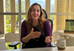 La secretaria de Turismo y Entretenimiento de Medellín, Ana María López, hablando durante una entrevista con EFE en Medellín (Colombia). EFE/Juan Diego López