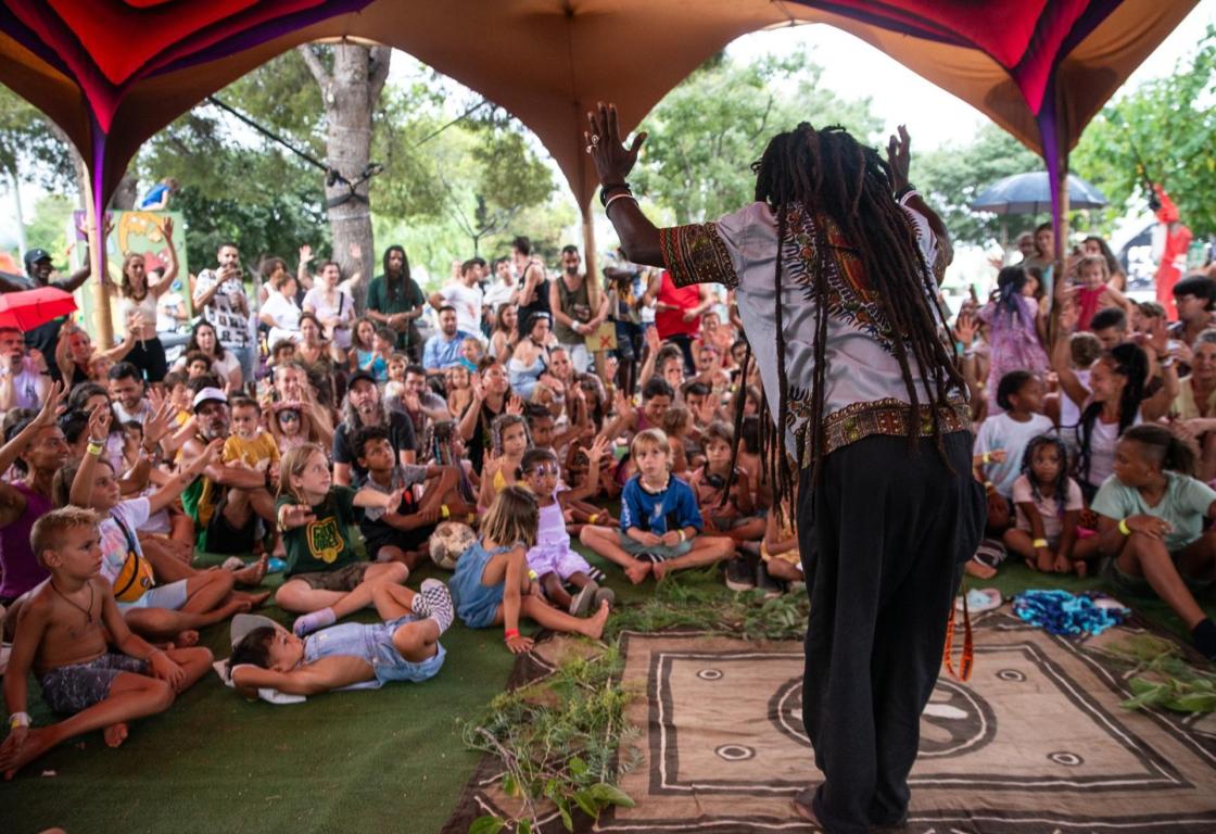 El festival Rototom Sunsplash cuenta con espacios específicos para distintas edades, como Magicomundo, dedicado a la infancia pero desde un enfoque integrador y compartido con público adulto. EFE/ROTOTOM/IMAGEN CEDIDA/CRÉDITO OBLIGATORIO