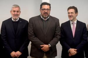 El presidente del Gobierno de Canarias, Fernando Clavijo (i), el secretario de la Presidencia de Uruguay, Alejandro Sánchez (c), y el embajador de España en Uruguay, Javier Salido Ortiz, participan en una reunión para afianzar los vínculos históricos, sociales, culturales y económicos este jueves, en Montevideo (Uruguay). EFE/ STR