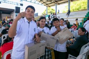 Fotografía cedida por el Ministerio de Tecnologías de la Información y Comunicaciones (MinTIC) que muestra a estudiantes sosteniendo cajas con computadores. EFE/ MinTIC /SOLO USO EDITORIAL/NO VENTAS/ SOLO DISPONIBLE PARA ILUSTRAR LA NOTICIA QUE ACOMPAÑA (CRÉDITO OBLIGATORIO)