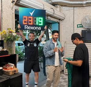 «EL CEPILLO» PERALTA CUBRE EL TURNO DE UN AFICIONADO PARA QUE NO SE PERDIERA EL MÉXICO VS. CHEQUIA