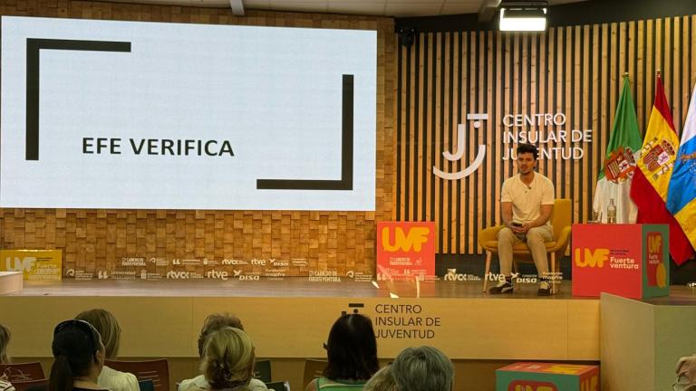 El periodista de EFE Verifica Jorge Ocaña, en la jornada de clausura de la IV Universidad de Verano de Fuerteventura.