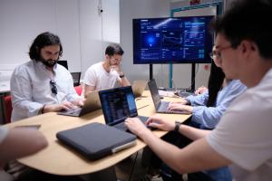 MÁLAGA (ESPAÑA), 22/06/2026.- Investigadores de MobileNet, trabajan en las oficinas. Ingenieros de la Universidad de Málaga (UMA) trabajan con Inteligencia Artificial (IA) para configurar coches que puedan hablar entre sí o con los semáforos para evitar accidentes y atascos dentro del grupo de investigación Mobilenet, dedicado a dar forma a la próxima generación de tecnologías de red. EFE/ Gregorio Marrero