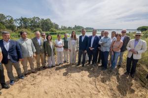 La consejera en funciones de Sostenibilidad y Medio Ambiente, Catalina García (6i), junto con la directora de la Fundación Moeve, Teresa Mañueco (5i), durante la presentación del nuevo proyecto de la Junta de Andalucía y la Fundación Moeve, en Palos de la Frontera, este martes. EFE/Alberto Díaz