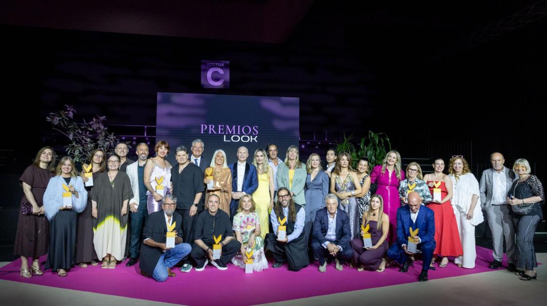 Pie de foto: Entrega premio a Ana Ribes, vicepresidenta de Arkhé CosmeticsAutor: Premios Look 2026