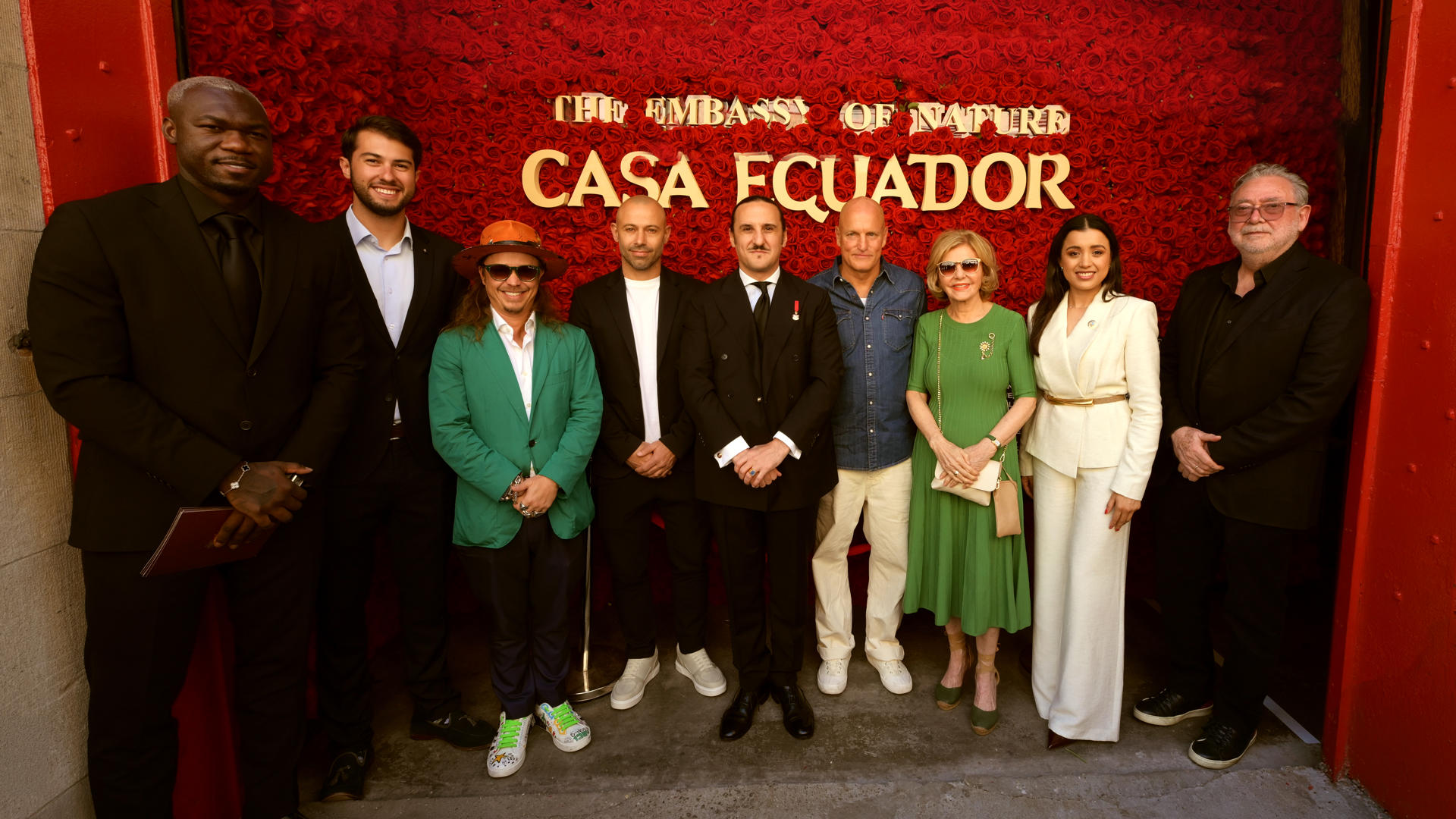 El fundador de TEON y VI Marqués de Lises,  Luis Felipe Fernández-Salvador y Campodónico (c), acompañado del actor Woody Harrelson (4d); el cineasta mexicano Guillermo Navarro (d), ganador del Óscar por El laberinto del fauno; el empresario y exactor estadounidense Brock Pierce (3i); la empresaria ecuatoriana Isabel Noboa (3d); el exfutbolista argentino Javier Mascherano (4i); el exdelantero ecuatoriano Felipe Caicedo (i); Daniel del Valle, director ejecutivo de TEON (2i), y Gisela Andrade, cónsul general del Ecuador en Nueva York (2d). EFE/TEON/IMAGEN CEDIDA/CRÉDITO OBLIGATORIO