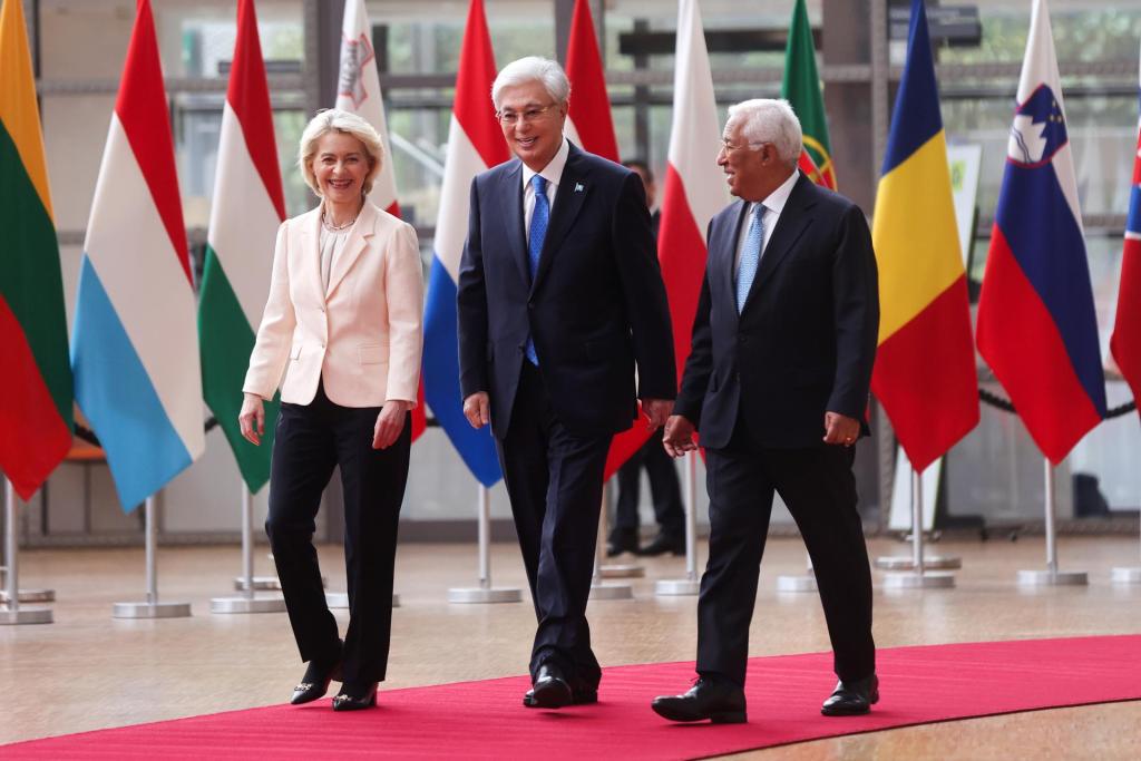 Brussels (Belgium), 23/06/2026.- Kazakh President Kassym-Jomart Tokayev (C) is welcomed by European Council President Antonio Costa (R) and European Commission President Ursula von der Leyen (L) ahead of a meeting at the European Council in Brussels, Belgium, 23 June 2026. The leaders are to discuss EU-Kazakhstan relations, economic cooperation, connectivity projects, including the Trans-Caspian Middle Corridor, critical raw materials, energy, and the implementation of commitments made at the EU-Central Asia Summit. (Bélgica, Kazajstán, Bruselas) EFE/EPA/OLIVIER HOSLET