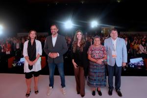Desde la izquierda, la directora internacional de eventos Fira Barcelona, Andrea Urdampilleta, el secretario de Economía de Puebla Jaime Oropeza; la directora de Smart City, Fabiola Vega; la activista indígena y Nobel de la Paz, Rigoberta Menchú, y el presidente de Pronus, Manuel Redondo, posan durante la clausura del Smart City Expo LATAM Congress en Puebla (México). EFE/ Hilda Ríos