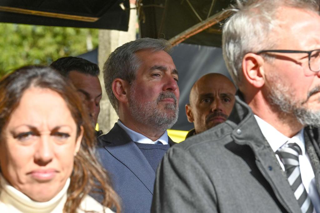 El presidente del Gobierno de Canarias, Fernando Clavijo (c), asiste a la conmemoración del natalicio del General Artigas, héroe nacional de Uruguay, este viernes, en Sauce (Uruguay). EFE/ Federico Gutiérrez