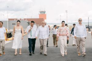 Fotografía cedida por la Secretaría de Turismo del Estado de Nayarit que muestra al director del Grupo Aeroportuario Turístico Mexicano, Marco Rivera Guzmán; el secretario de Turismo de Nayarit, Juan Enrique Suárez del Real Tostado; el gobernador de Nayarit, Miguel Ángel Navarro Quintero; la secretaria de Turismo del Gobierno de México, Josefina Rodríguez Zamora; y el director de Aeropuertos y Servicios Auxiliares, Carlos Manuel Merino Campos llegando a la presentación de los avances en la construcción del Aeropuerto Internacional de Tepic - Riviera Nayarit (TPQ) este miércoles, en Tepic (México). EFE/ Secretaría de Turismo del Estado de Nayarit /SOLO USO EDITORIAL/ NO VENTAS/ SOLO DISPONIBLE PARA ILUSTRAR LA NOTICIA QUE ACOMPAÑA (CRÉDITO OBLIGATORIO)