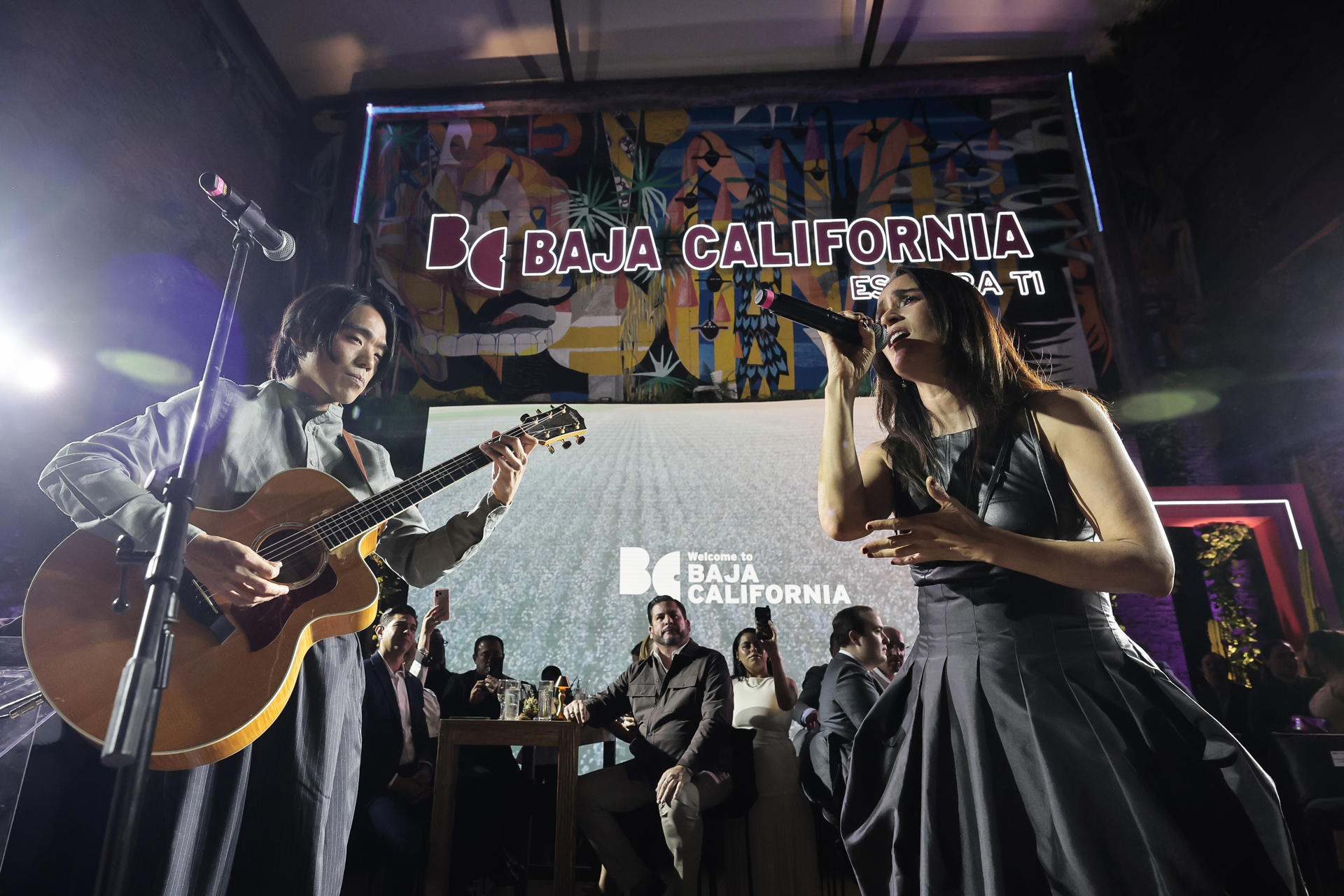 La cantante mexicana, Julieta Venegas (d), interpreta unas de sus canciones durante la presentación de la campaña "Baja California es para ti" en Ciudad de México (México). EFE/ José Méndez