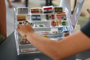 Una persona organiza objetos en el Visa Infinite Lounge en Miami (Estados Unidos). EFE/ Alberto Boal