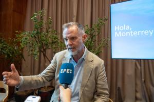 El director corporativo de Iberia, Juan Cierco, habla durante una entrevista con EFE en Monterrey (México). EFE/ Miguel Sierra