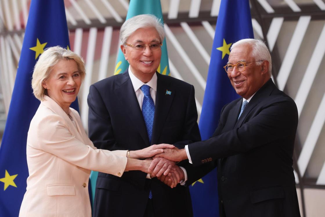 Brussels (Belgium), 23/06/2026.- Kazakh President Kassym-Jomart Tokayev (C) is welcomed by European Council President Antonio Costa (R) and European Commission President Ursula von der Leyen (L) ahead of a meeting at the European Council in Brussels, Belgium, 23 June 2026. The leaders are to discuss EU-Kazakhstan relations, economic cooperation, connectivity projects, including the Trans-Caspian Middle Corridor, critical raw materials, energy, and the implementation of commitments made at the EU-Central Asia Summit. (Bélgica, Kazajstán, Bruselas) EFE/EPA/OLIVIER HOSLET