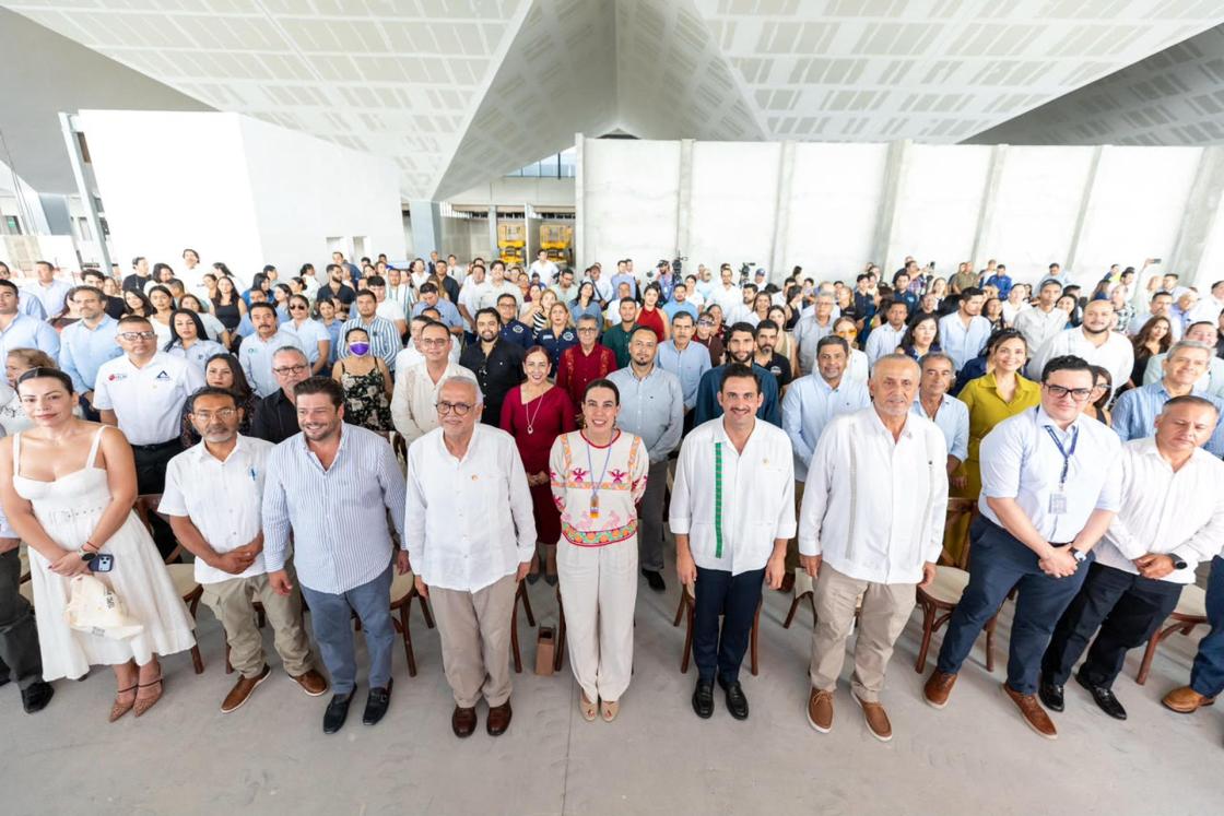 Fotografía cedida por la Secretaría de Turismo del Estado de Nayarit, que muestra a la jefa del despacho del Ejecutivo de Gobierno de Nayarit, Diana López Zurita; el director del Grupo Aeroportuario Turístico Mexicano, Marco Rivera Guzmán; el director general de Aeropuertos Mexicanos, Lic. Javier García Bejo; el gobernador de Nayarit, Miguel Ángel Navarro Quintero; el secretario de Turismo de Nayarit, Juan Enrique Suárez del Real Tostado;y el cap. Carlos Manuel Merino Campos; posan junto a prestadores de Servicios Turísticos (PST) de todo el estado, incluyendo hoteleros, restaurantes, agencias de viajes, tour-operadoras, guías certificados y representantes de cámaras empresariales este miércoles, durante la presentación de los avances en la construcción del Aeropuerto Internacional de Tepic - Riviera Nayarit (TPQ), en Tepic (México). EFE/ Secretaría de Turismo del Estado de Nayarit /SOLO USO EDITORIAL/ NO VENTAS/ SOLO DISPONIBLE PARA ILUSTRAR LA NOTICIA QUE ACOMPAÑA (CRÉDITO OBLIGATORIO)