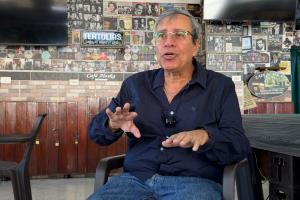 Coleccionista, divulgador e investigador del tango, Gustavo Arteaga en una entrevista con EFE en Medellín (Colombia). EFE/Juan Diego López