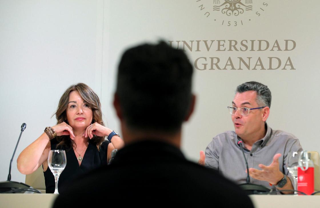GRANADA, 10/06/2026.- La vicerrectora de Internacionalización de la Universidad de Granada, Inmaculada Marrero Rocha,y Esteban Romero Frías, vicerrector de Innovación Social, Empleabilidad y Emprendimiento, presentan  la asamblea anual del Grupo Coimbra, una cita que reunirá del 16 al 19 de junio a más de 250 delegados provenientes de 42 instituciones universitarias de más de 20 países de Europa, este miércoles. EFE/ Pepe Torres