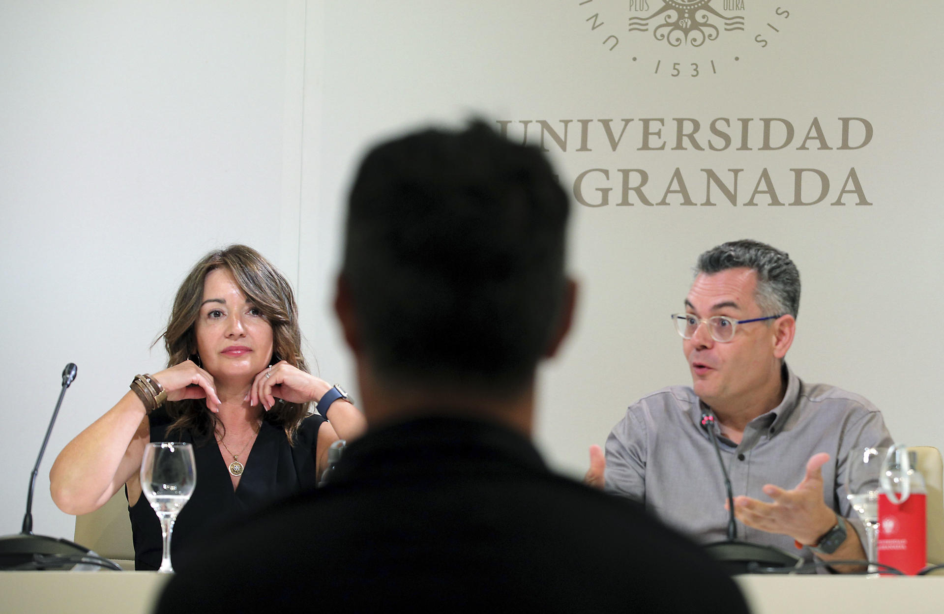 GRANADA, 10/06/2026.- La vicerrectora de Internacionalización de la Universidad de Granada, Inmaculada Marrero Rocha,y Esteban Romero Frías, vicerrector de Innovación Social, Empleabilidad y Emprendimiento, presentan  la asamblea anual del Grupo Coimbra, una cita que reunirá del 16 al 19 de junio a más de 250 delegados provenientes de 42 instituciones universitarias de más de 20 países de Europa, este miércoles. EFE/ Pepe Torres