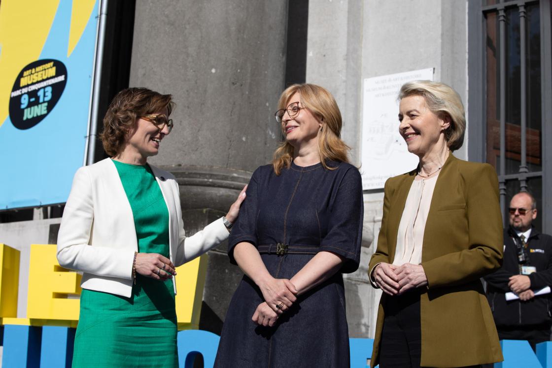 Las comisarias Jessika Roswall y Ekaterina Zaharieva, y la presidenta de la Comisión Europea, Ursula von der Leyen, durante la inauguración de la iniciativa New European Bauhaus (NEB) en Bruselas, Bélgica, 9 de junio de 2026.