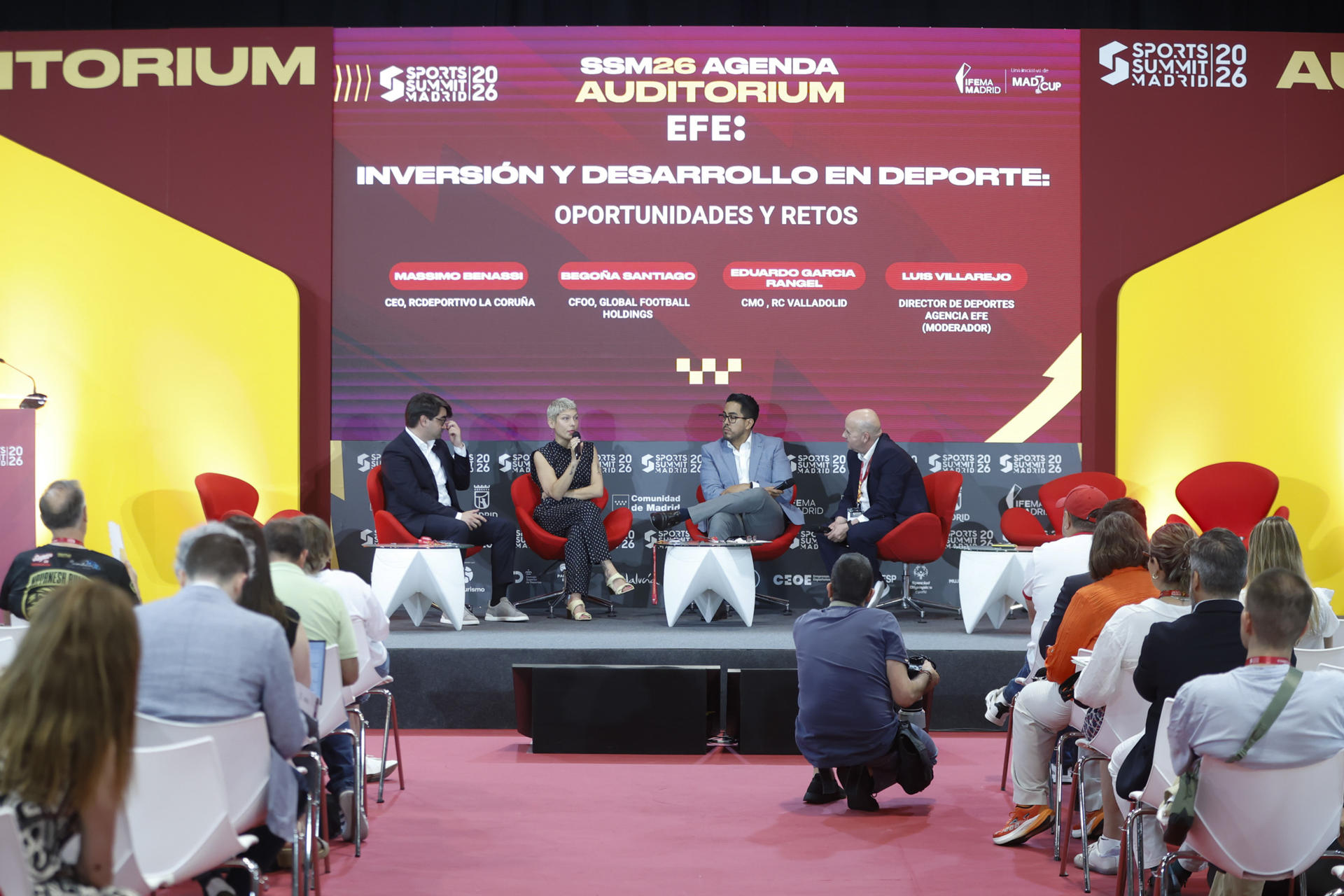 MADRID, 17/06/2026.- (i-d) El consejero delegado y director general del Real Club Deportivo de La Coruña, Massimo Benassi; Begoña Santiago, directora financiera y operaciones de Global Football Holdings; el CMO del Real Valladolid CF, Eduardo Garcia-Rangel, y el moderador y director de deportes de la Agencia Efe, Luis Villarejo, participan en la mesa de debate "Inversión y desarrollo en deporte: oportunidades y retos" este miércoles, durante la jornada inaugural del Sports Summit Madrid 2026 que se celebra entre los días 17 y 18 de junio en el recinto ferial de Ifema de la capital española. EFE/ David Fernández