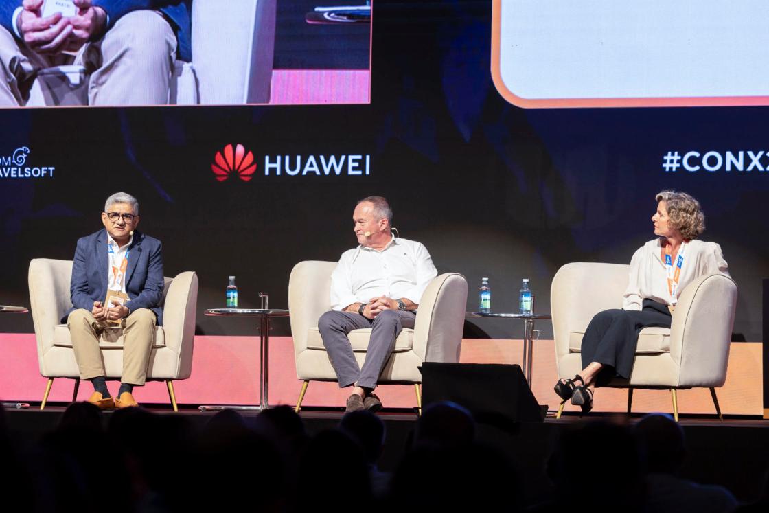 Tarique Khatr (i) , Chief Commercial Officer at Almosafer, Mark Nueschen (c), Founding member of W2M, y la Directora de la empresa Orchestra, Ana Domenech (d), durante la quinta edición de la conferencia ConX, que reúne en Palma a profesionales internacionales especializados en innovación y tecnologías turísticas.-EFE/ Cati Cladera