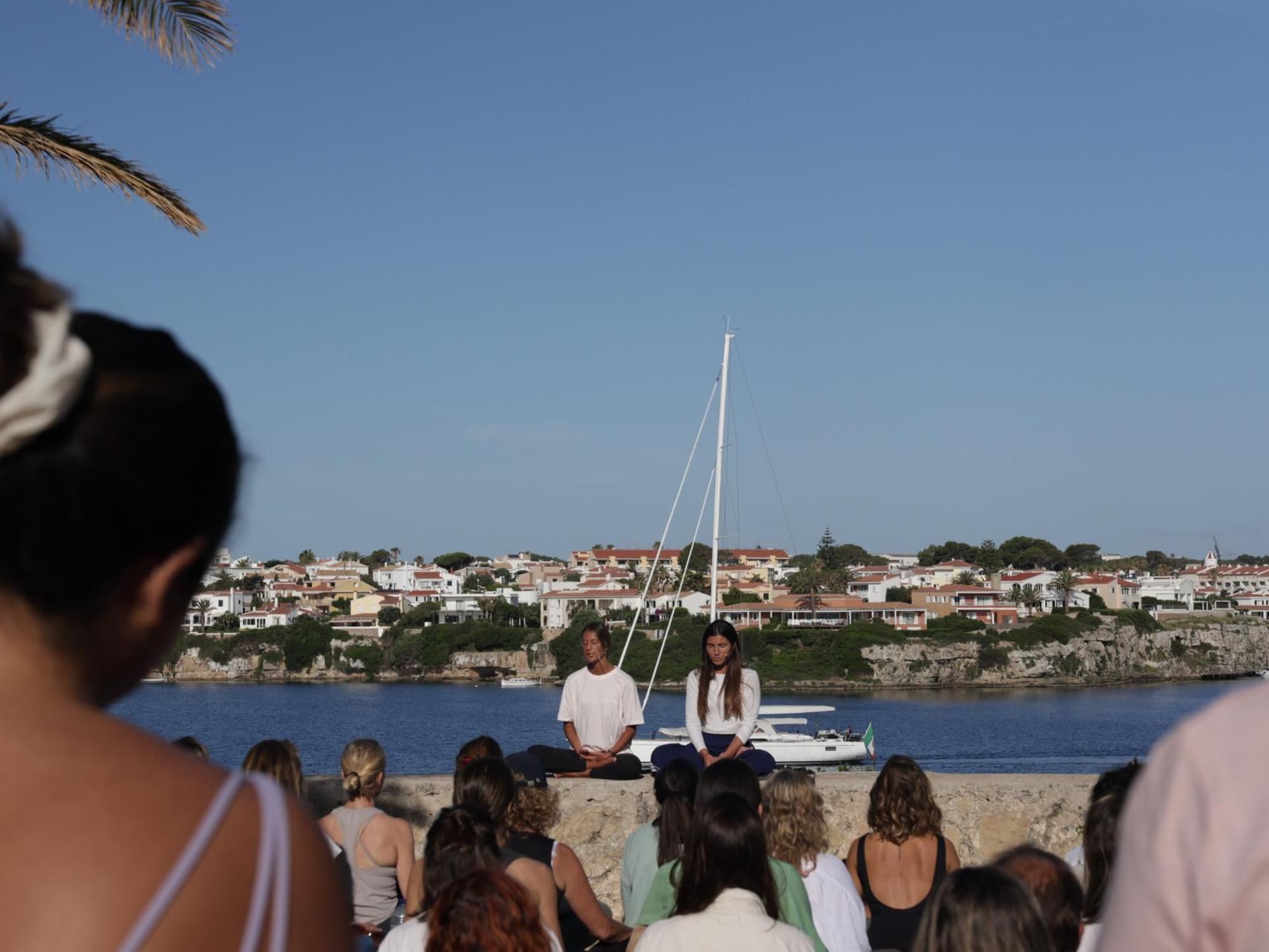 Pie de foto: Meditación matinal en TYG Menorca Fest 2026Autor: Eva Miguel & Xavi Pardos