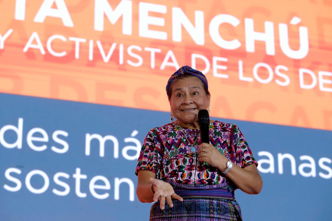 La activista indígena y Nobel de la Paz, Rigoberta Menchú, habla  durante el foro 'Hacia ciudades más humanas, inclusivas y sostenibles' durante la clausura del Smart City Expo LATAM Congress en Puebla (México). EFE/ Hilda Ríos