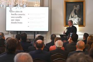El presidente del Gobierno de Canarias, Fernando Clavijo, habla en el foro 'Canarias-Uruguay' este jueves, en Montevideo (Uruguay). EFE/ Federico Gutiérrez
