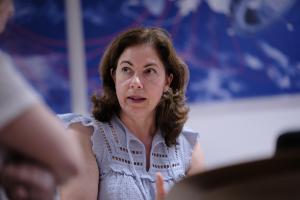 MÁLAGA (ESPAÑA), 22/06/2026.- La directora de MobileNet, Raquel Barco durante una entrevista para la Agencia EFE. Ingenieros de la Universidad de Málaga (UMA) trabajan con Inteligencia Artificial (IA) para configurar coches que puedan hablar entre sí o con los semáforos para evitar accidentes y atascos dentro del grupo de investigación Mobilenet, dedicado a dar forma a la próxima generación de tecnologías de red. EFE/ Gregorio Marrero