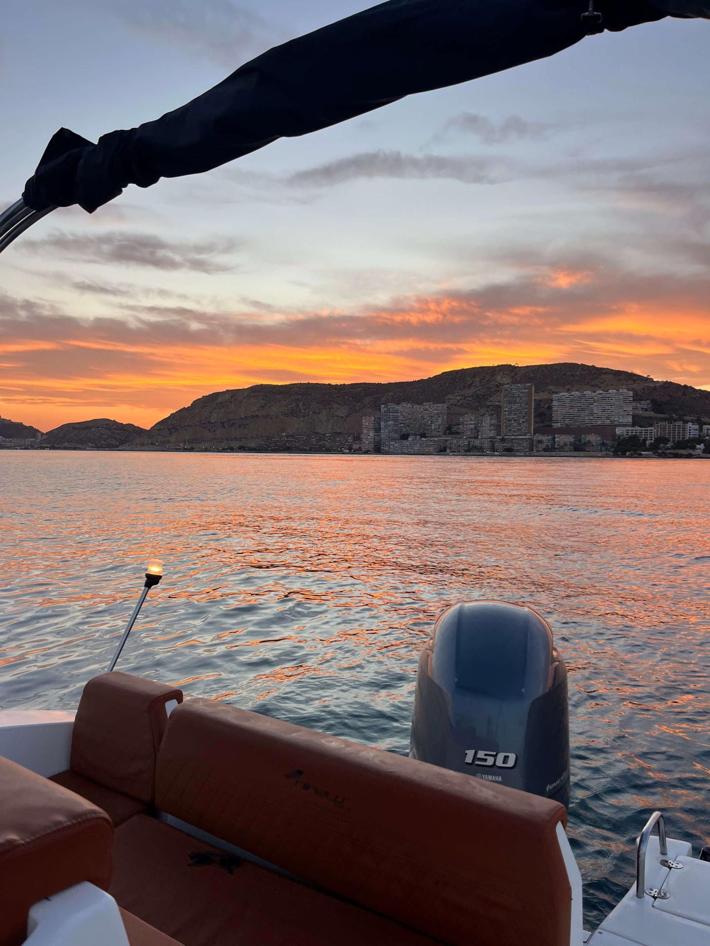 Pie de foto: Experiencia en el mar al atardecer con DelfinauticaAutor: Delfinaútica
