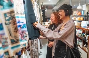 Fotografía cedida por la Secretaría de Turismo y Entretenimiento de Medellín que muestra a mujeres haciendo compras en Medellín (Colombia). EFE/ Secretaría de Turismo y Entretenimiento de Medellín /SOLO USO EDITORIAL/ NO VENTAS/ SOLO DISPONIBLE PARA ILUSTRAR LA NOTICIA QUE ACOMPAÑA (CRÉDITO OBLIGATORIO)