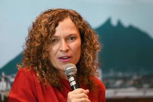 La directora comercial y de Desarrollo de Red y Alianzas de Iberia, María de Jesús López, habla durante la presentación del vuelo Monterrey - Madrid en Monterrey (México). EFE/ Miguel Sierra