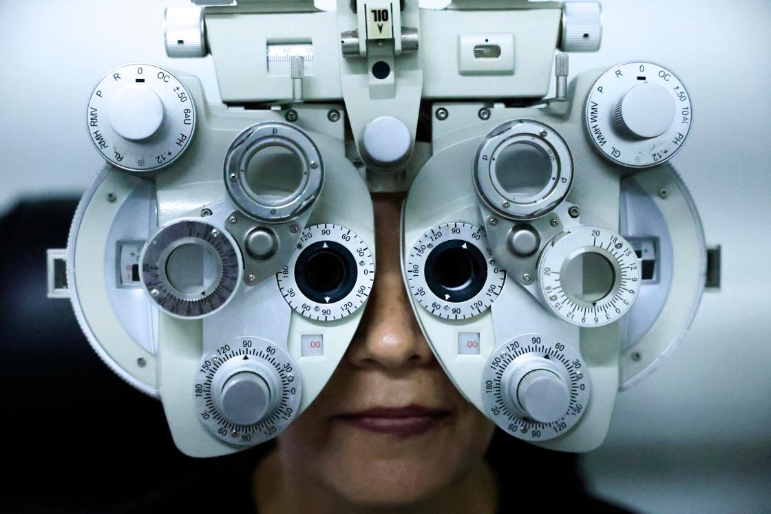 Fotografía de archivo fechada el 7 de octubre de 2025 que muestra a una mujer siendo atendida en una clínica oftalmológica en Ciudad de Panamá (Panamá). La compañía farmacéutica Roche reafirmó su compromiso con el avance de la oftalmología en Latinoamérica durante el evento Macular Spectacular 2.0, realizado en Ciudad de Panamá, donde especialistas de la región compartieron avances en diagnósticos y tratamientos de enfermedades visuales. EFE/ Bienvenido Velasco ARCHIVO