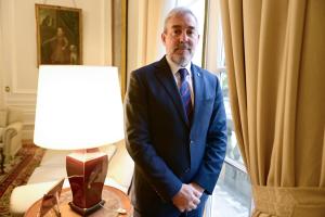 El presidente del Gobierno de Canarias, Fernando Clavijo, habla durante una entrevista con EFE este lunes, en Buenos Aires (Argentina). EFE/ Matías Martín Campaya