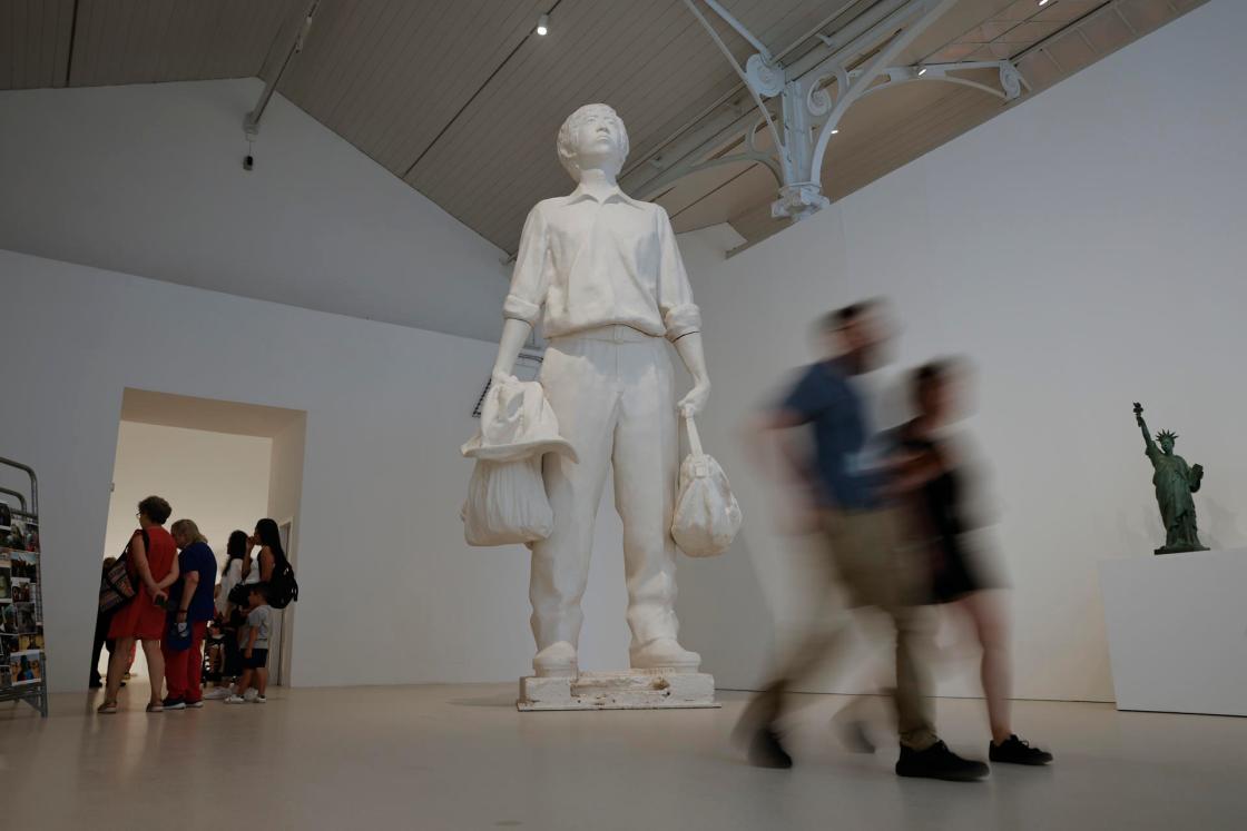 El Museo Reina Sofía presenta la reapertura del Palacio de Velázquez del Parque del Retiro tras su rehabilitación con la inauguración de la exposición del artista Fernando Sánchez Castillo 'La perla peregrina'. EFE/Marcos Villaoslada